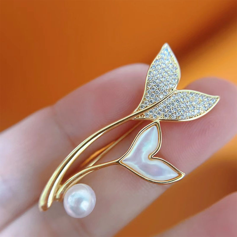 POPULAR FISH TAIL BROOCH