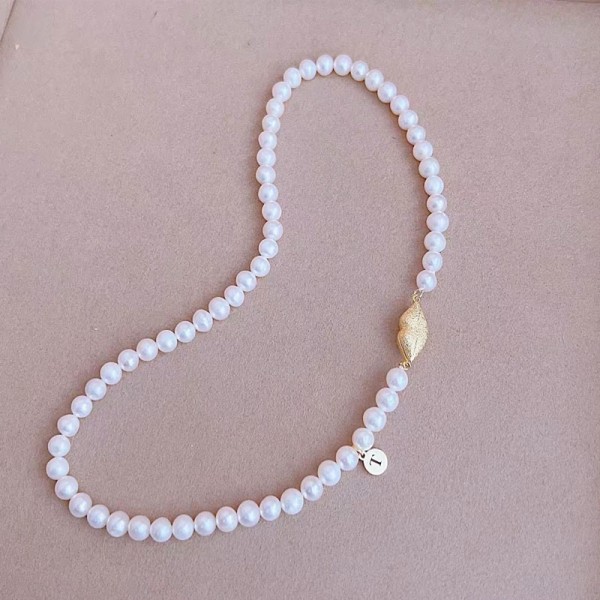 PEARL NECKLACE WITH LIP BUTTON