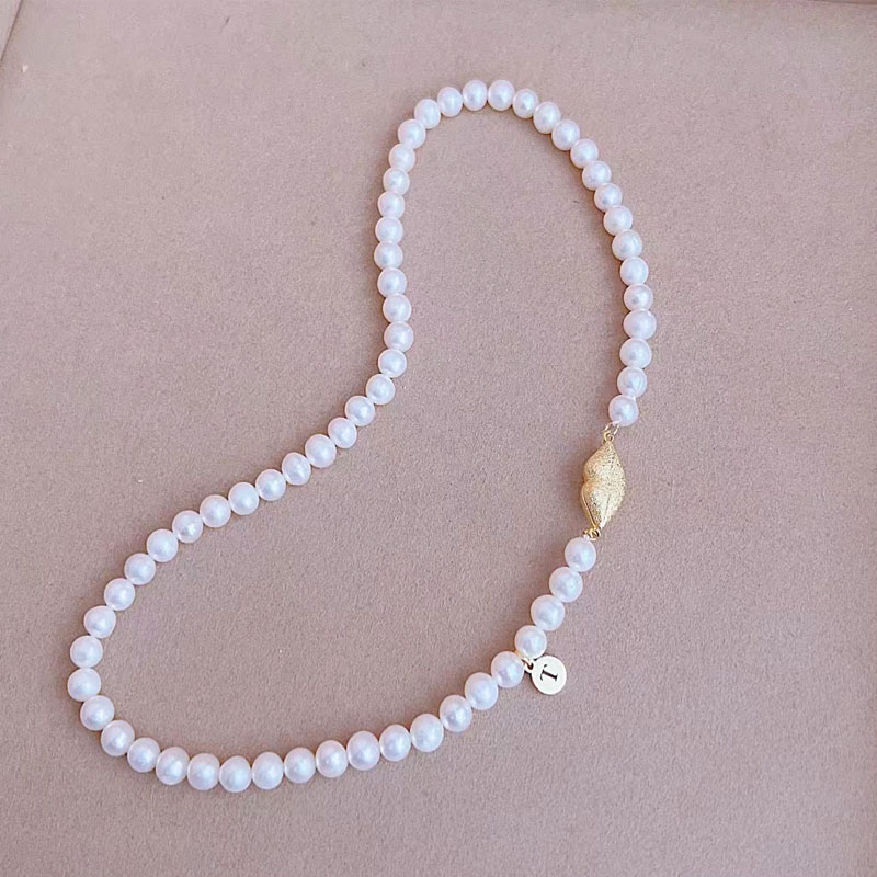 PEARL NECKLACE WITH LIP BUTTON 