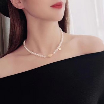 PEARL NECKLACE WITH LIP BUTTON 