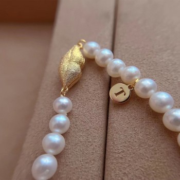 PEARL NECKLACE WITH LIP BUTTON