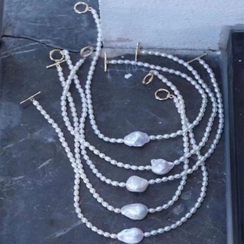 BAROQUE PEARL NECKLACE 